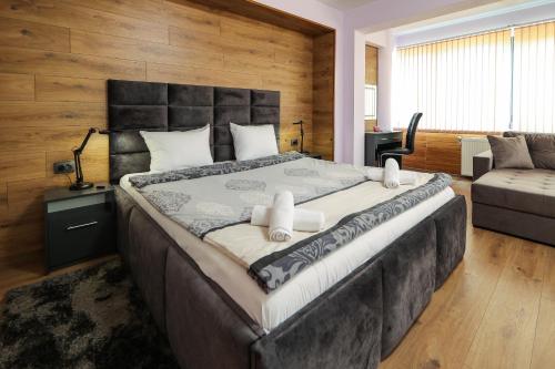 ein Schlafzimmer mit einem großen Bett in einem Zimmer in der Unterkunft Family Hotel Gotse Delchev in Goze Deltschew
