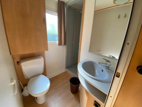 un piccolo bagno con servizi igienici e lavandino di Camping Mayer a Cavallino-Treporti