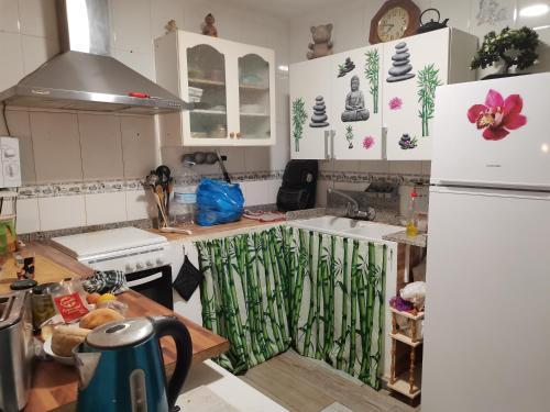 una cucina con frigorifero bianco e lavandino di vacance espagne a Llaurí
