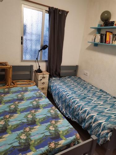 a bedroom with a bed and a window at veronica in Llaurí