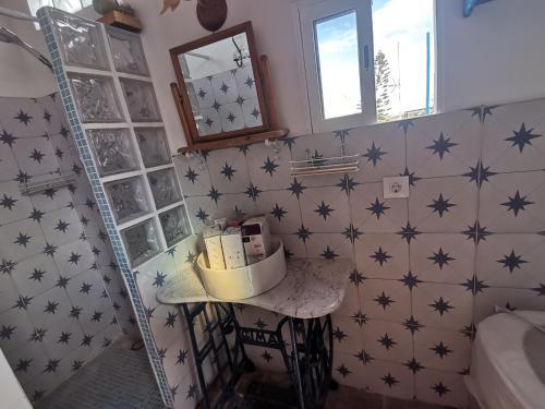 a bathroom with blue stars on the wall at veronica in Llaurí