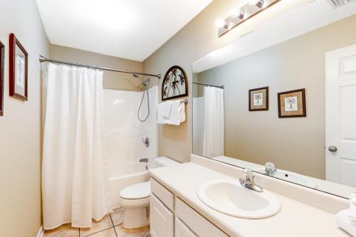 ein Bad mit einem Waschbecken, einem WC und einer Dusche in der Unterkunft Three C's 202 in Gulf Shores