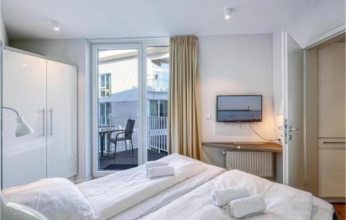 um quarto de hotel com uma cama e uma varanda em Dnenvilla Deluxe em Travemünde