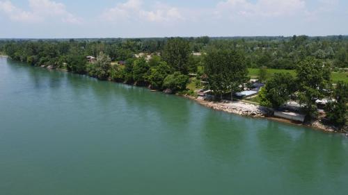 an aerial view of a river with trees and houses at Drinska prica 2 in Loznica