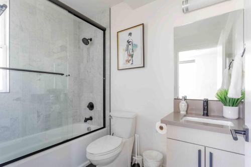 a bathroom with a shower and a toilet and a sink at Hollywood Art House with Bright Sunlight in Los Angeles