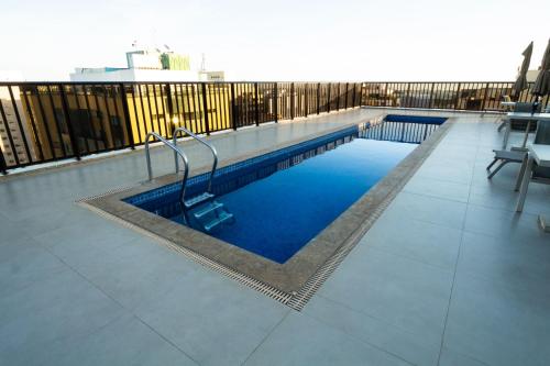 a swimming pool on top of a building at Apartamento, Nobile Suítes Monumental , localização e conforto in Brasilia