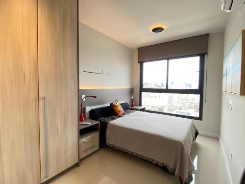 Habitación pequeña con cama y ventana en Apartamento moderno completo, en Río de Janeiro