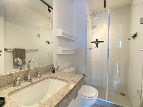 y baño con lavabo, aseo y ducha. en Apartamento moderno completo, en Río de Janeiro