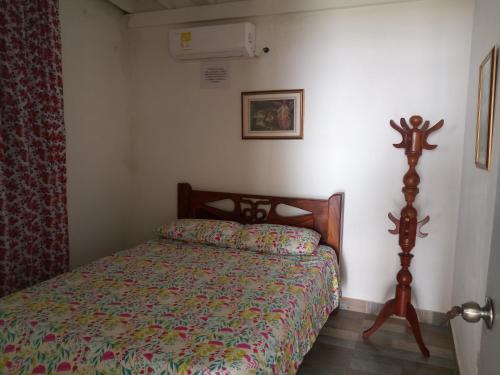 聖貝爾納多德爾比恩托的住宿－Cabaña frente al mar Encanto del Viento，一间卧室配有一张带五颜六色棉被的床