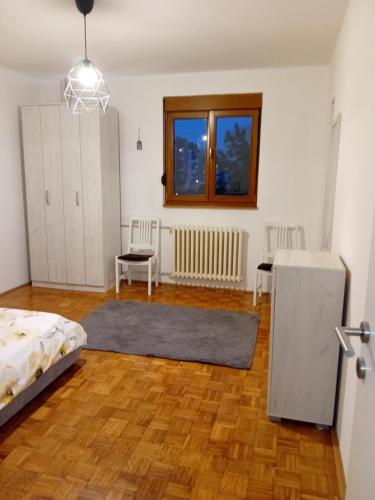 Novi Beograd的住宿－Milutin Novi Beograd，配有一张床和一张桌子及椅子的房间