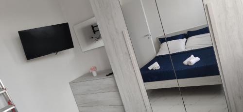 una piccola camera con specchio e letto di Casa Gimaga a Pozzuoli
