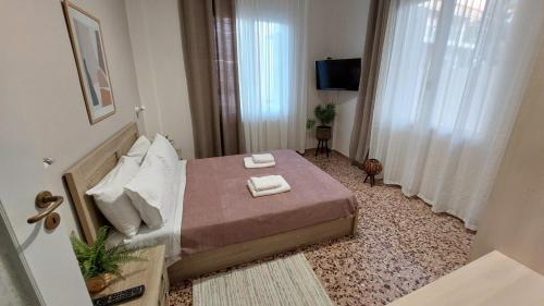Ellis home with private entrance and nice veranda