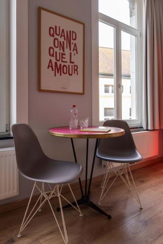 a table and two chairs in a room at Belle de Nuit in Ostend