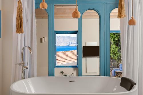 uma banheira na casa de banho com uma janela em Cedrus Blue em Simi