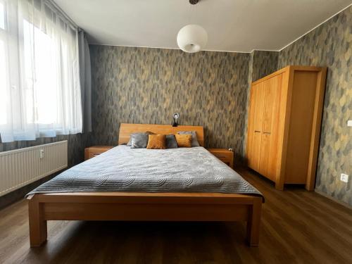 um quarto com uma cama de madeira em Apartment Spa and Fontain Poděbrady em Poděbrady