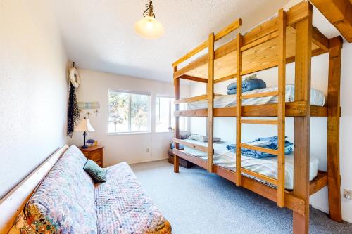 um quarto com 2 beliches e um sofá em Beach Time Getaway em Lincoln City