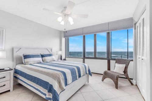 フラッグラー・ビーチにあるNautilus Condo 3580 S Ocean Shoreのベッドがあり海が見える寝室