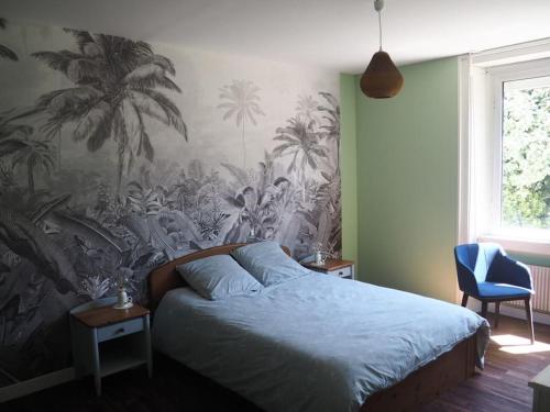 1 dormitorio con un mural de palmeras en la pared en Maison sur ferme maraichère bio, en Guiler-sur-Goyen