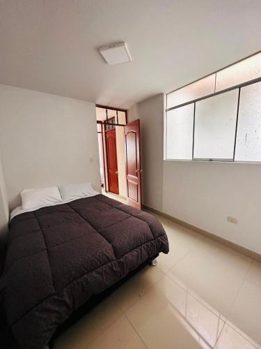 - une chambre avec un lit et une fenêtre dans l'établissement Castellares la Puebla Hostelería Departamento, à Ayacucho