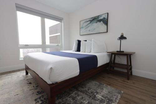 una camera con un grande letto e una finestra di 1BR Luxury Apartment Peabody Unit 709 a Peabody