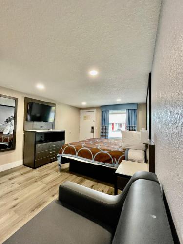 Super 8 by Wyndham Kissimmee-Orlandoにあるテレビまたはエンターテインメントセンター