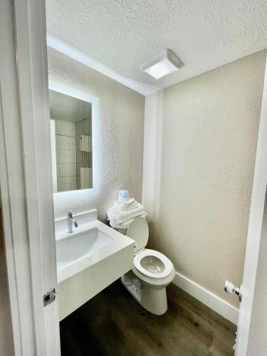 Super 8 by Wyndham Kissimmee-Orlandoにあるバスルーム