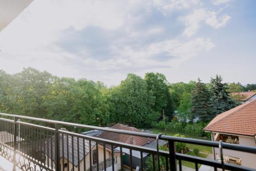 a balcony with a view of trees at Vrnjačka Promenada - Pešačka zona - Baby friendly in Vrnjačka Banja