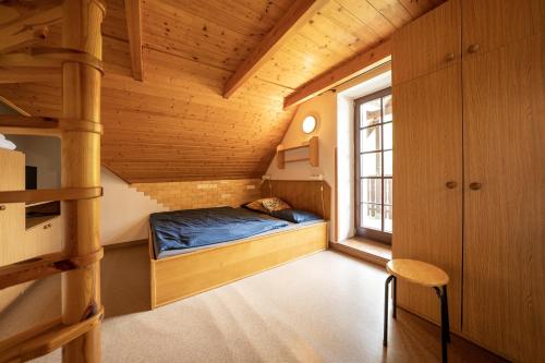 ストラージュネーにあるPension Cirfの小さなベッドルーム(ベッド1台、窓付)