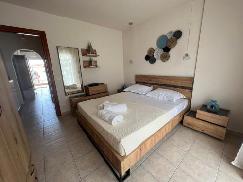 1 dormitorio con 1 cama grande y toallas. en To Spiti, en Keramotí