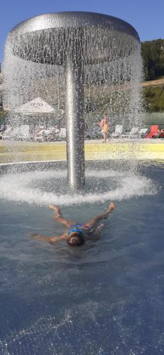 osoba leżąca w wodzie przed fontanną w obiekcie Cesta z mesta na Huty w mieście Huty