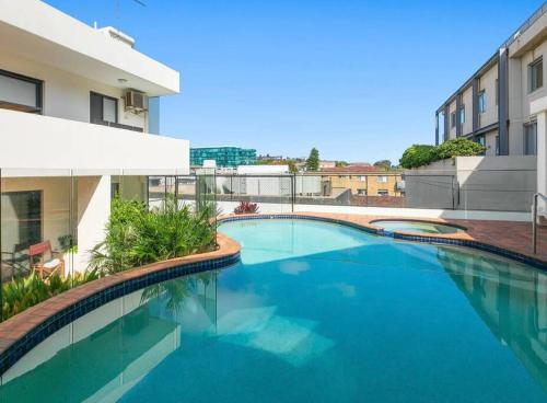 雪梨的住宿－Bondi Beach Waves Beachfront Apartment，一座建筑物中央的游泳池