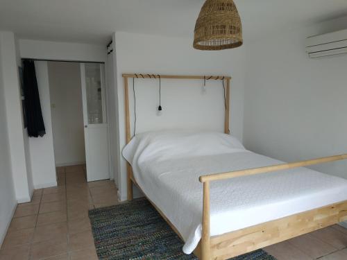 um quarto com uma cama e uma cesta na parede em Virage 9 3/4 em Saint-Mandrier-sur-Mer