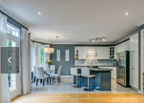 Executive detached home with ravine view – Photos 3