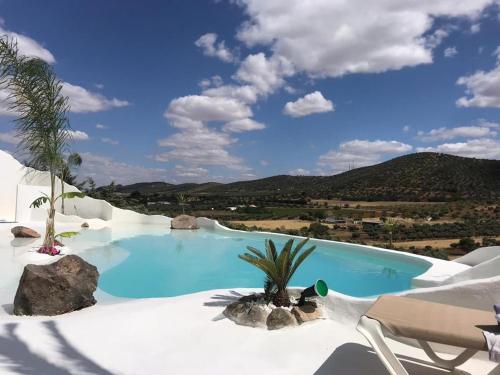 una piscina con vistas a la montaña en Finca el atardecer- Apartamento El Peral en Los Santos de Maimona