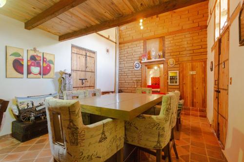 a dining room with a wooden table and chairs at Hotel Boutique El Rincón in Zacatlán