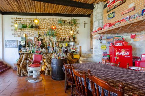 a bar with a table and chairs in a room at Hotel Boutique El Rincón in Zacatlán