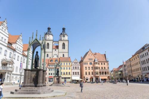 a city square with a monument in front of a building at Design & Relax #Altstadt #Sauna in Lutherstadt Wittenberg