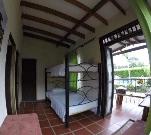 1 dormitorio con 1 litera en una habitación en Cabañas El Samán Villavicencio, en Villavicencio