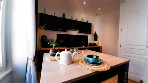 Cette chambre dispose d'une table et d'une bouilloire. dans l'établissement Le Nocla, à Aiguilhe