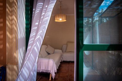- un salon avec un canapé et une fenêtre dans l'établissement Villa Arroyovil 25 y 30, à Mancha Real