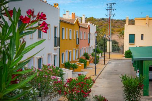 Une rangée de maisons dans une rue fleurie dans l'établissement Villa Arroyovil 25 y 30, à Mancha Real