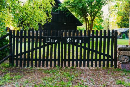 une clôture noire avec la ligne de mots cousue sur elle dans l'établissement Uue-Ringi Holiday, à Puise