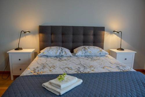 ein Schlafzimmer mit einem blauen Bett und zwei Nachttischen in der Unterkunft Bluehouse Paradise Right by the Sea in São Vicente