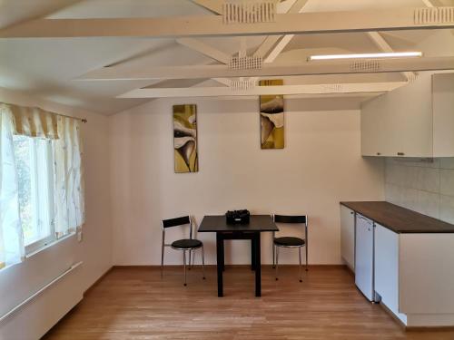 Una cocina con una mesa y sillas en una habitación. en DecaVillage Studios, en Kuivanto
