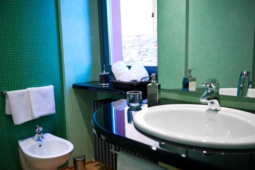 Kylpyhuone majoituspaikassa Casa Rossa - byMyHomeinComo