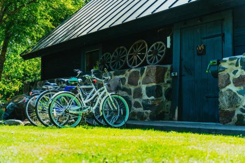 Un grupo de bicicletas estacionadas frente a un edificio. en Uue-Ringi Holiday, en Puise