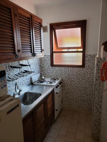 uma cozinha com um lavatório e uma janela em San Bernardo Frente Al Mar em San Bernardo