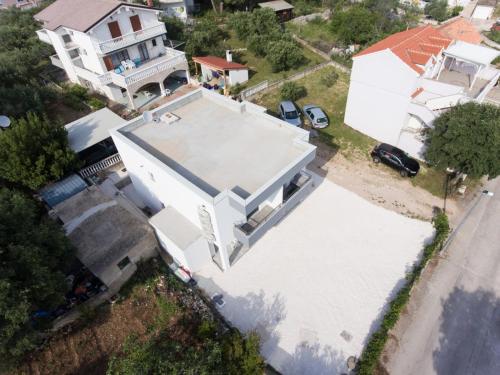 una vista aérea de una casa blanca con entrada en Apartmani Marin D&A en Zaboric