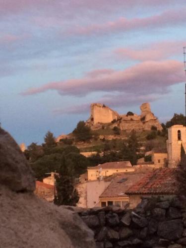 a small village on a hill with a mountain at La Bégude des Alpilles in Orgon