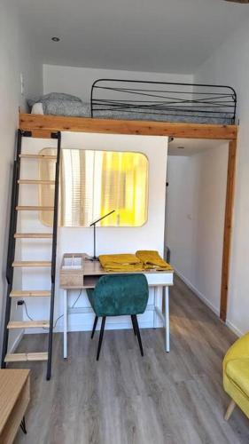 - une chambre avec un bureau et des lits superposés dans l'établissement Studio mezzanine, à Foix